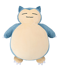 画像ギャラリー No.005のサムネイル画像 / 道をふさいでポケモンプレイヤーを困らせた「カビゴン」が,全長約1.5mの巨大クッションに。プレミアムバンダイでの予約受付が本日スタート