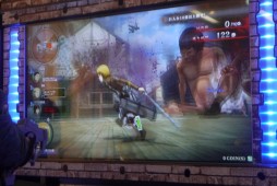 画像ギャラリー No.011のサムネイル画像 / 新作アーケードゲーム「進撃の巨人 TEAM BATTLE」ロケテストレポート。両手のグリップで立体機動を再現した共闘アクションゲーム
