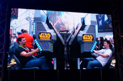 画像ギャラリー No.005のサムネイル画像 / ［JAEPO2016］バンダイナムコエンターテインメントが「スター・ウォーズ：バトル ポッド / フラットスクリーン・エディション」を出展。コンパクトな筐体で迫力の空中戦が楽しめる