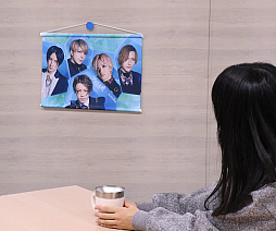 画像ギャラリー No.008のサムネイル画像 / 「トレバ」にアリス九號．のタペストリーが登場。生写真のプレゼントも