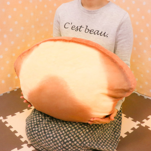 画像ギャラリー No.001のサムネイル画像 / 「トレバ」,“もちもち犬型食パンクッション〜パグ〜”が3月27日から登場