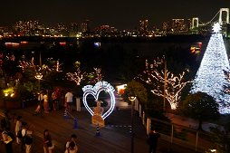 画像ギャラリー No.014のサムネイル画像 / 夏のデックス東京ビーチはポケモンでいっぱい! ピカチュウ&ボルケニオンも駆けつけた,イルミネーション点灯式をレポート