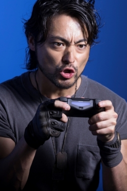 画像ギャラリー No.002のサムネイル画像 / 「CoD:インフィニット・ウォーフェア」の新テレビCM「山田孝之と5人の絆」篇が10月28日からオンエア