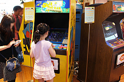 画像ギャラリー No.019のサムネイル画像 / 「PAC-MAN GINZA STYLE」が銀座三越でスタート。120種以上の「パックマン」グッズや，貴重なアーケードゲームが夏休みの銀座に大集合