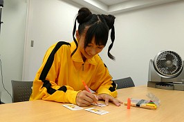 画像ギャラリー No.018のサムネイル画像 / 「ゴッドオブハイスクール」，蒼生桃子役の高野麻里佳さんが編集部にやって来た。サイン入りチェキをかけた戦いを動画で紹介
