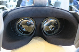 画像ギャラリー No.008のサムネイル画像 / Google，スマートフォン組み込み型VR HMD「Daydream View」を1万2000円で国内発売。第2世代モデル