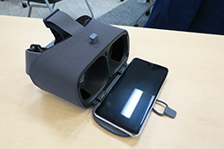 画像ギャラリー No.011のサムネイル画像 / Google，スマートフォン組み込み型VR HMD「Daydream View」を1万2000円で国内発売。第2世代モデル
