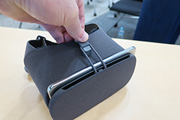 画像ギャラリー No.012のサムネイル画像 / Google，スマートフォン組み込み型VR HMD「Daydream View」を1万2000円で国内発売。第2世代モデル