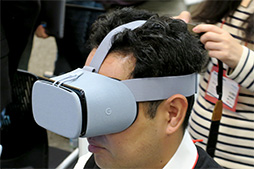 画像ギャラリー No.015のサムネイル画像 / Google，スマートフォン組み込み型VR HMD「Daydream View」を1万2000円で国内発売。第2世代モデル