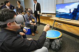 画像ギャラリー No.016のサムネイル画像 / Google，スマートフォン組み込み型VR HMD「Daydream View」を1万2000円で国内発売。第2世代モデル