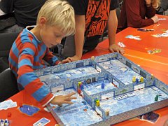 ［SPIEL’16］ペンギンをはじいて魚をゲットせよ！　そこはかとない戦略性が魅力のアクションボードゲーム「ICECOOL」を遊んでみた
