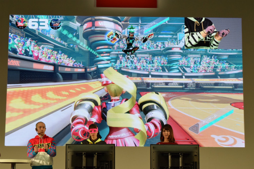 画像ギャラリー No.007のサムネイル画像 / Nintendo Switch 体験会の「ARMS」紹介ステージをレポート。椿姫彩菜さんが特訓を受けて“ARMSレディ＆ボーイ”に挑戦