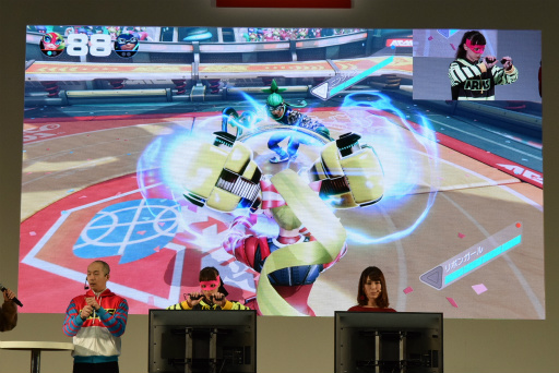 画像ギャラリー No.008のサムネイル画像 / Nintendo Switch 体験会の「ARMS」紹介ステージをレポート。椿姫彩菜さんが特訓を受けて“ARMSレディ＆ボーイ”に挑戦