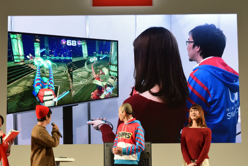画像ギャラリー No.017のサムネイル画像 / Nintendo Switch 体験会の「ARMS」紹介ステージをレポート。椿姫彩菜さんが特訓を受けて“ARMSレディ＆ボーイ”に挑戦