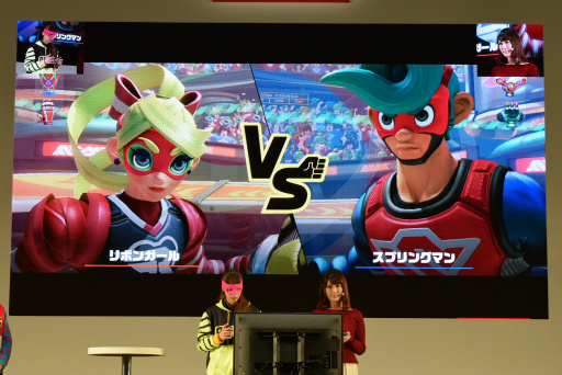 画像ギャラリー No.019のサムネイル画像 / Nintendo Switch 体験会の「ARMS」紹介ステージをレポート。椿姫彩菜さんが特訓を受けて“ARMSレディ＆ボーイ”に挑戦