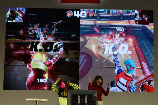 画像ギャラリー No.020のサムネイル画像 / Nintendo Switch 体験会の「ARMS」紹介ステージをレポート。椿姫彩菜さんが特訓を受けて“ARMSレディ＆ボーイ”に挑戦