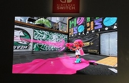 画像ギャラリー No.005のサムネイル画像 / 「Splatoon2」のステージイベント「イカ研究所 新イカ発見報告会」をレポート。流行や新ブキなど，前作から2年後の“イカ達”の生態が明かされる