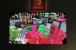 画像ギャラリー No.017のサムネイル画像 / 「Splatoon2」のステージイベント「イカ研究所 新イカ発見報告会」をレポート。流行や新ブキなど，前作から2年後の“イカ達”の生態が明かされる