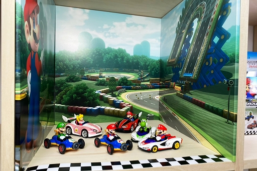 画像ギャラリー No.017のサムネイル画像 / 「マリオカート プルバック」全6種類,ファミマで4月20日から順次発売。マリオやルイージたちのカートが引いて離すと走り出すプルバックカーに