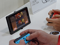 画像ギャラリー No.005のサムネイル画像 / 「みんなでワイワイ!スペランカー」をテーブルモードでプレイ。Nintendo Switchだからこそ生まれるコミュニケーションが面白い