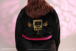 画像ギャラリー No.003のサムネイル画像 / 「UNDERTALE」「DELTARUNE」と公式にコラボした新作グッズが登場。METAホテル バスローブ，ヌイ ぬいぐるみなど4種をラインナップ