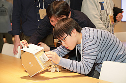 画像ギャラリー No.009のサムネイル画像 / 「Nintendo Labo」の親子向け体験会「Nintendo Labo Camp」をレポート。ダンボールを組み立ててコントローラができあがる。新しい遊びに子供達も興味津々