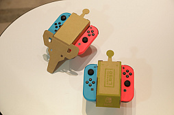画像ギャラリー No.014のサムネイル画像 / 「Nintendo Labo」の親子向け体験会「Nintendo Labo Camp」をレポート。ダンボールを組み立ててコントローラができあがる。新しい遊びに子供達も興味津々