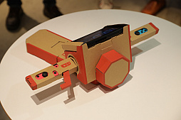 画像ギャラリー No.021のサムネイル画像 / 「Nintendo Labo」の親子向け体験会「Nintendo Labo Camp」をレポート。ダンボールを組み立ててコントローラができあがる。新しい遊びに子供達も興味津々