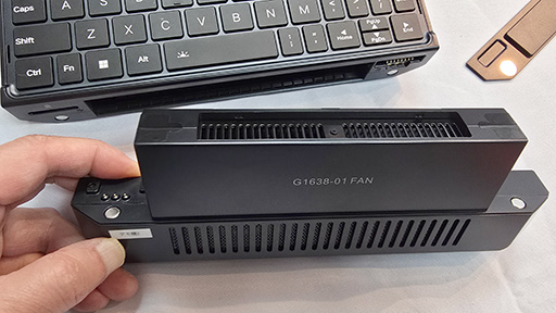 画像ギャラリー No.017のサムネイル画像 / 9インチ級の小型ゲーミングPC「GPD WIN Max 3」の実機を写真でチェック。小さいながらも充実したスペックでバッテリー交換もできる
