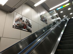 画像ギャラリー No.006のサムネイル画像 / 「アビス・ホライズン」，JR新宿駅にキーホルダー付きのピールオフ広告を掲出