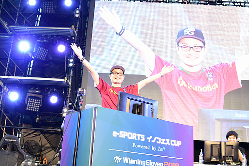 画像ギャラリー No.018のサムネイル画像 / 「ウイニングイレブン 2019」,e-Sports イノフェスCUP 決勝戦の模様をお届け。優勝したウイイレのプロ“Mayageka選手”にも話を聞いた