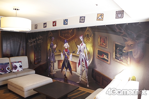 画像ギャラリー No.002のサムネイル画像 / 「Identity V」コラボルームを紹介。東京・池袋の高層ホテルに,リッチな客室に描き下ろしイラストが調和したハンター・サバイバールームが登場