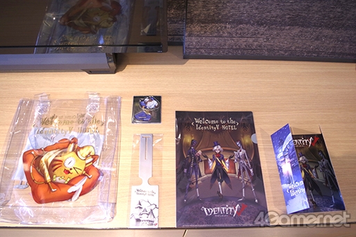 画像ギャラリー No.017のサムネイル画像 / 「Identity V」コラボルームを紹介。東京・池袋の高層ホテルに,リッチな客室に描き下ろしイラストが調和したハンター・サバイバールームが登場