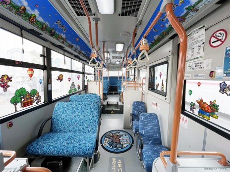 画像ギャラリー No.005のサムネイル画像 / サガシリーズの音楽が流れる区間も登場。車内フルラッピング企画「SaGa風呂バス」3月10日にリニューアル，運転期間の延長決定