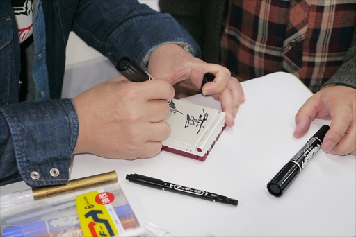 画像ギャラリー No.007のサムネイル画像 / 「逆転裁判123 成歩堂セレクション」発売記念イベントレポート。プロデューサーの江城氏がゴドー検事となり，ファンと触れあった