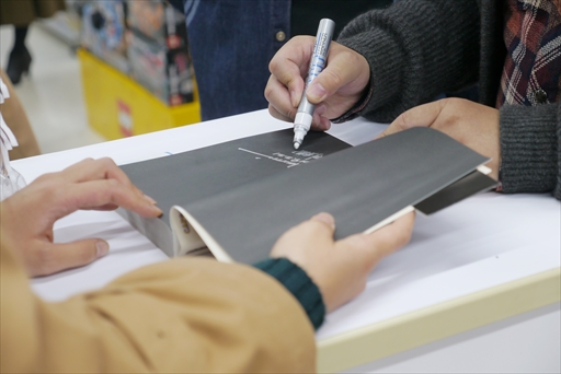 画像ギャラリー No.008のサムネイル画像 / 「逆転裁判123 成歩堂セレクション」発売記念イベントレポート。プロデューサーの江城氏がゴドー検事となり，ファンと触れあった