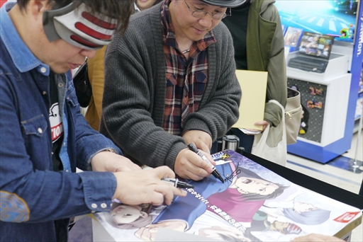 画像ギャラリー No.009のサムネイル画像 / 「逆転裁判123 成歩堂セレクション」発売記念イベントレポート。プロデューサーの江城氏がゴドー検事となり，ファンと触れあった