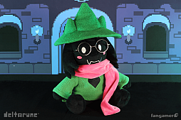 画像ギャラリー No.010のサムネイル画像 / 「DELTARUNE」とコラボしたランサーのぬいぐるみやピンバッジが本日夕方ごろに販売開始