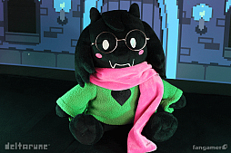 画像ギャラリー No.011のサムネイル画像 / 「DELTARUNE」とコラボしたランサーのぬいぐるみやピンバッジが本日夕方ごろに販売開始