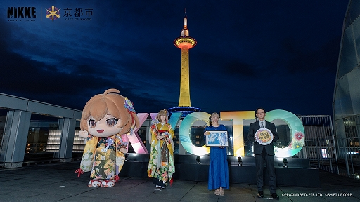画像ギャラリー No.002のサムネイル画像 / 「勝利の女神:NIKKE」in 京都 2026 開催記念,ニデック京都タワーがNIKKE特別カラーにライトアップ。点灯式開催レポートを公開