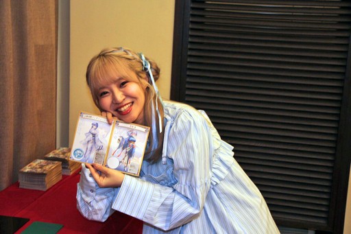 画像ギャラリー No.007のサムネイル画像 / 「勝利の女神:NIKKE」が京都各地をめぐる街歩き企画を開始。黄色に染まるタワーの前で声優らが参加を呼びかけた
