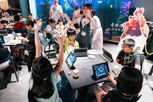 画像ギャラリー No.003のサムネイル画像 / 「雀魂」，小学生向けの無料麻雀教室を8月24日に都内で開催。小林 剛プロ，日向藍子プロらを招待し，麻雀講座や対局指導を実施