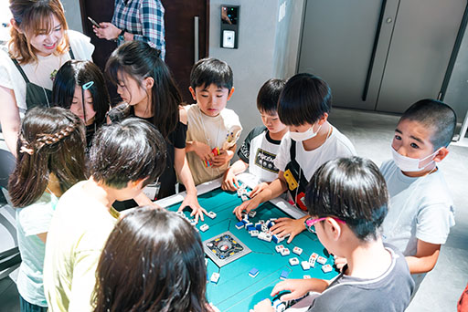 画像ギャラリー No.005のサムネイル画像 / 「雀魂」，小学生向けの無料麻雀教室を8月24日に都内で開催。小林 剛プロ，日向藍子プロらを招待し，麻雀講座や対局指導を実施