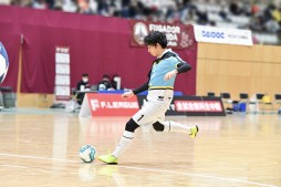 画像ギャラリー No.003のサムネイル画像 / 「フットサルボーイズ!!!!!」,アニメ放送記念の大型広告が新宿駅に登場