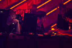 画像ギャラリー No.050のサムネイル画像 / eスポーツ東西対抗戦,開催。「Red Bull 5G 2022 FINALS」現地観戦レポート
