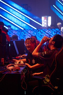 画像ギャラリー No.055のサムネイル画像 / eスポーツ東西対抗戦,開催。「Red Bull 5G 2022 FINALS」現地観戦レポート