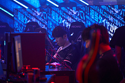 画像ギャラリー No.056のサムネイル画像 / eスポーツ東西対抗戦,開催。「Red Bull 5G 2022 FINALS」現地観戦レポート