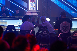 画像ギャラリー No.081のサムネイル画像 / eスポーツ東西対抗戦,開催。「Red Bull 5G 2022 FINALS」現地観戦レポート