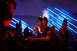 画像ギャラリー No.116のサムネイル画像 / eスポーツ東西対抗戦,開催。「Red Bull 5G 2022 FINALS」現地観戦レポート