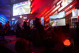 画像ギャラリー No.123のサムネイル画像 / eスポーツ東西対抗戦,開催。「Red Bull 5G 2022 FINALS」現地観戦レポート